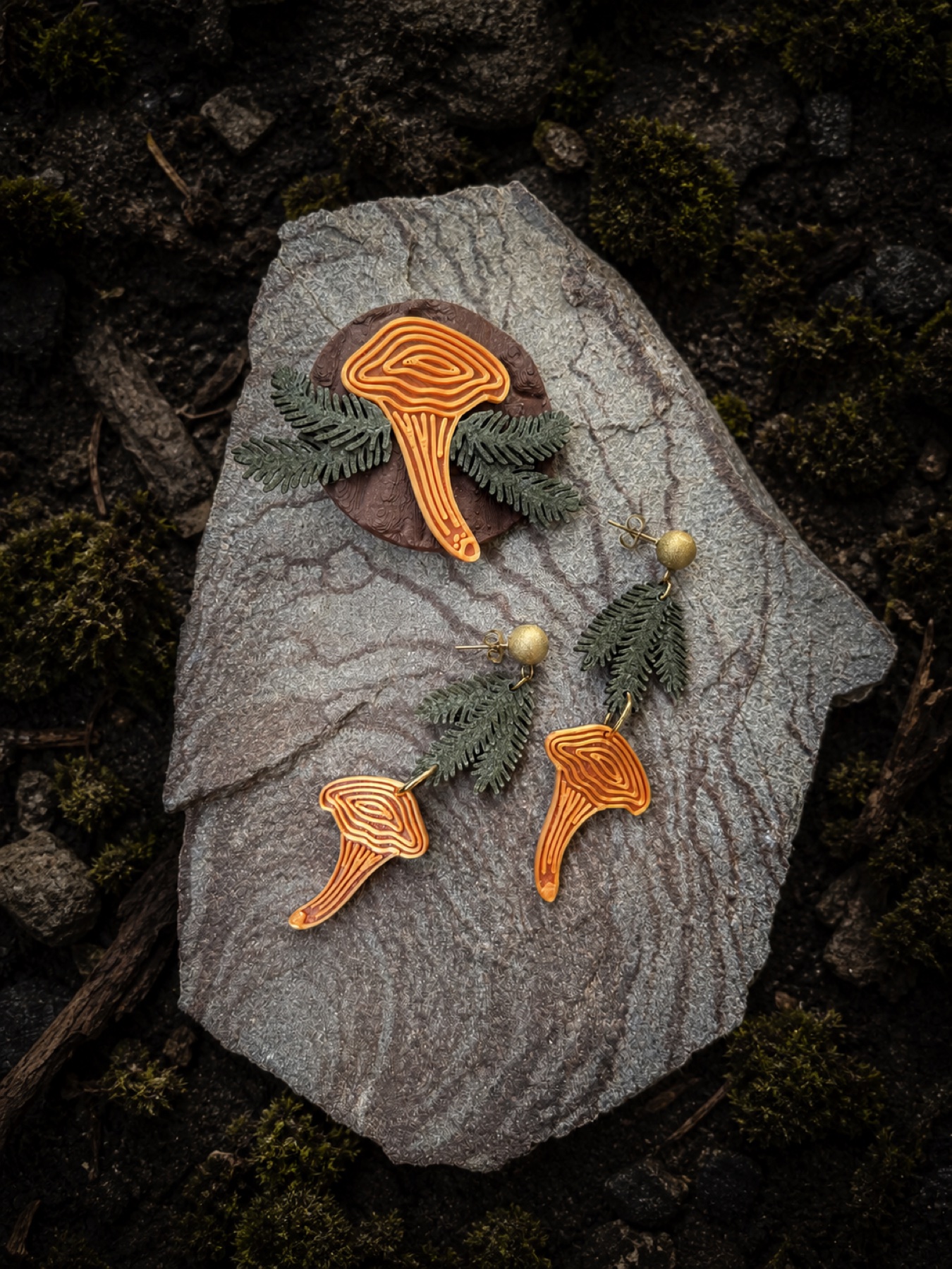 Chanterelle-inspired 3Domika brooch and earrings on stone and moss