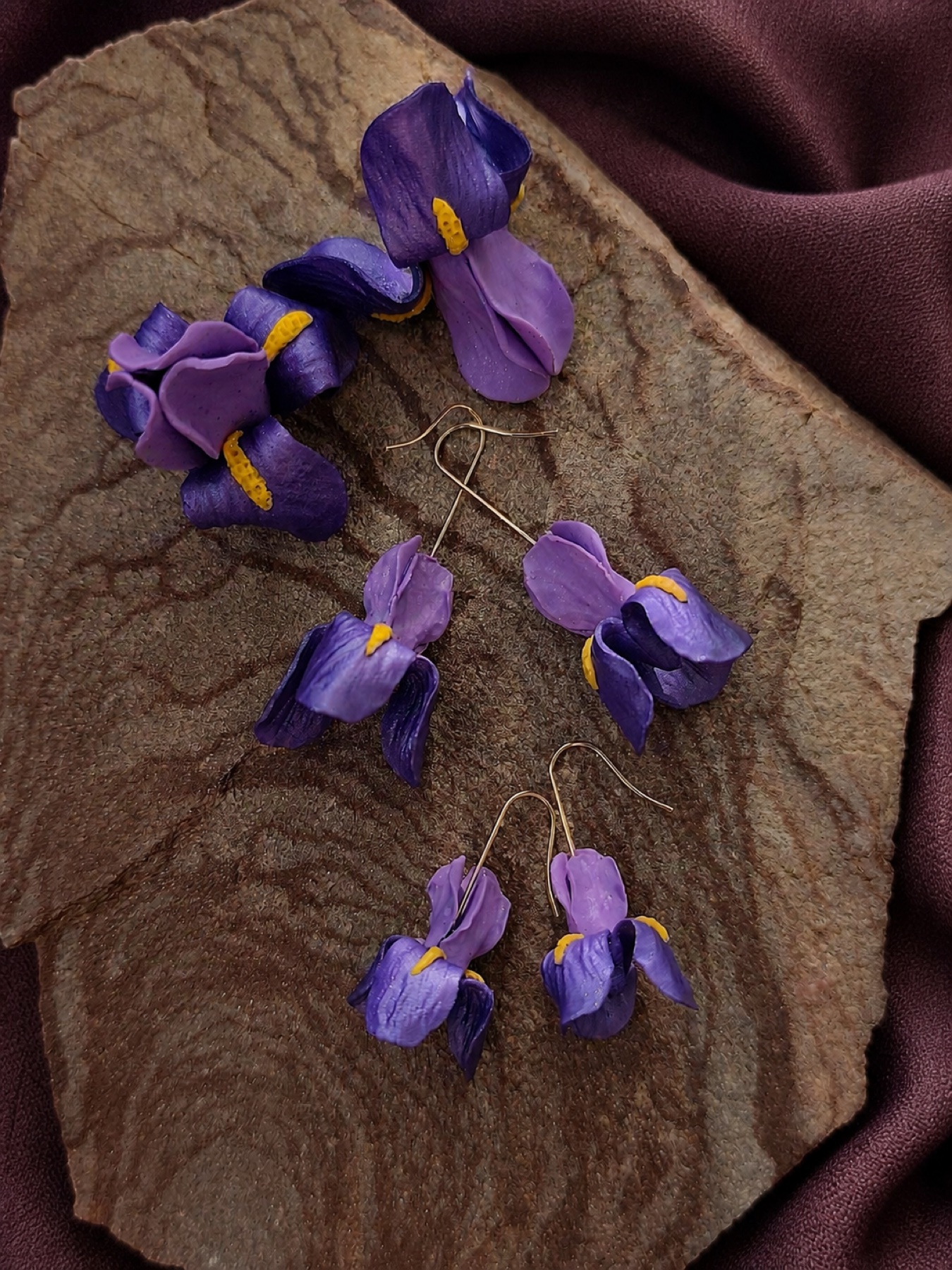 Hand-shaped Illyrian iris DOMIKI earrings arranged on stone and wine-coloured silk